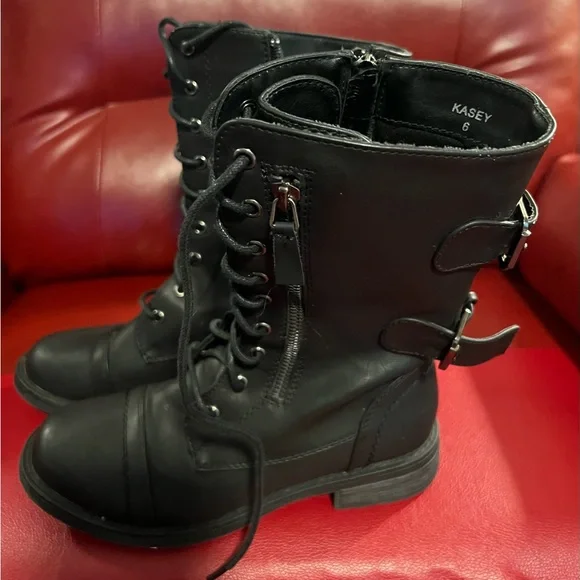 Black Women's Lace-Up Boots - Picture 2 of 7